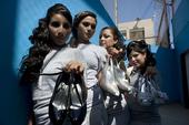 5月17日，在墨西哥蒂华纳的拉梅萨监狱中，囚犯们拿着高跟鞋准备参加2013蒂华纳监狱选美大赛。120...