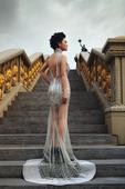   搜狐娱乐讯  日前，演员樊蕊曝光了一组最新的杂志写真。照片中的她身着半透明人鱼造型的礼裙显得格外...