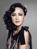    近日，演员张歆艺在受邀拍摄某杂志的写真中，以四种不同风格的形象出现，无论是时尚潮流的女王，还是...