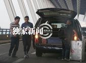      搜狐娱乐讯（眼球娱乐/图文）日前，郭富城在上海工作完直奔机场飞回香港，由于一直在内地拍摄陈...