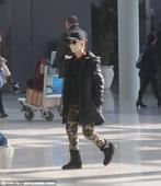   搜狐娱乐讯 日前，郭敬明出现在上海虹桥机场，戴着口罩和帽子的郭敬明跟在助理身后疾走，前往登机。