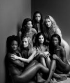 近日，美国女排全裸写真照曝光，黑白光影下尽显躯体优美线条和柔韧之美。