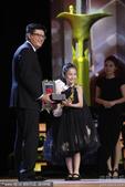 2013年6月23日，第16届上海国际电影节闭幕式现场。10岁童星李馨巧夺最佳女主角，她在《激战》中...