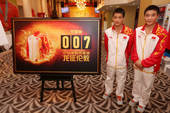 当地时间2012年7月30日，伦敦，中国跳水队男子双人组合曹缘、张雁全在获得2012年伦敦奥运会男子...