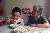 9月22日，黄晓明在青岛参加活动仍不忘抽空回家看望85岁高龄的姥姥，姥姥还特意做好大外孙子爱吃的鲅鱼...