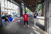   欧洲杯决赛在即，中国足球宝贝身穿格列兹曼球衣，提前演绎C罗格刀对决场景，并在《盗梦空间》拍摄地上...