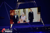 北京时间7月28日，伦敦奥运开幕式，007邦德饰演者同女王空降伦敦碗。更多奥运视频>> 更多奥运图片...
