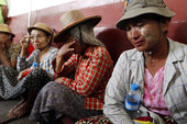 当地时间2012年7月2日，缅甸仰光，数名农民在房屋署外静坐抗议他们的田产被私人公司征用，没有合理的...
