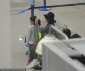 搜狐娱乐讯 2014年05月17日，上海，早前叶一茜带着大女儿森碟及小儿子一起出现在上海浦东机场，当...