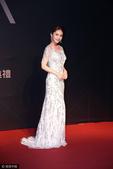 搜狐娱乐讯 台北，6月24日，第28届台湾金曲奖红毯举行，杨丞琳白裙优雅亮相，力撑吴青峰拿奖。