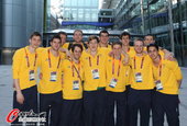 2012年7月23日，2012年伦敦奥运会前瞻：澳大利亚男排抵达希思罗机场。