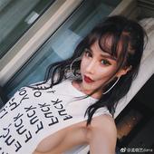 日前，网红嫩模孟晓艺在微博晒出一组健身美照。照片中，孟晓艺大秀前凸后桥好身材，十分诱人。