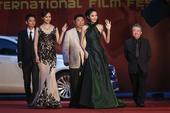 搜狐娱乐讯 2014年06月22日，上海，第十七届上海国际电影节，闭幕式红毯仪式举行。泰星宝儿携《泰...