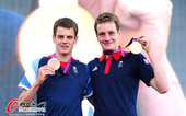2012年8月8日，2012年伦敦奥运会：铁人三项英国选手布朗利兄弟亮相海德公园。更多奥运视频>> ...