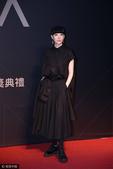 搜狐娱乐讯 台北，6月24日，第28届台湾金曲奖红毯举行，陈珊妮暗黑亮相，面无表情酷劲依旧。