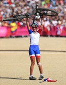 北京时间8月11日，2012年伦敦奥运会女子山地自行车越野赛，法国选手朱莉-巴莱斯特夺冠。德国选手萨...