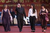 搜狐娱乐讯 2014年06月22日，第十七届上海国际电影节在上海举行闭幕式红毯仪式，《小英格兰》剧组...