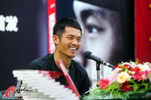 2012年8月12日，林丹王府井书店举行签售会，发布新书《直到世界尽头》。 
更多奥运视频>> 更...