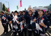 当地时间2012年7月24日，日本奥运代表团观看奥运村欢迎仪式表演。
