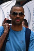 当地时间2012年7月25日，帕克率法国男篮抵达伦敦。