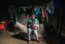 摄影师镜头记录喀麦隆少女妈妈的生活