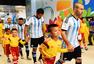 高清：中国球童亮相巴西世界杯 牵手马斯切拉诺
