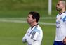 高清图：阿根廷备战决赛 梅西抱臂观察队友训练
