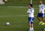高清图：阿根廷备战决赛 梅西抱臂观察队友训练