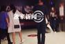独家:周迅夫妇北京宴请亲友 十指紧扣分秒难分