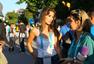 前方图：阿根廷球迷涌向球场 场外画起国旗脸谱