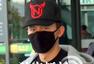 独家：李晨戴口罩现身机场 发现被拍怒指镜头