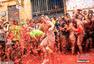 西班牙小镇举办番茄节 狂欢者番茄池里湿身大战