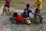 高清图：没有球场又如何 印度少年泥浆地里摸爬