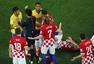 高清图：内马尔吃世界杯首张黄牌 侵犯莫德里奇
