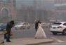 北京新人街头戴防毒面具拍婚纱照