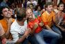 高清图：荷兰国内球迷庆祝 美女激动胸前露春色