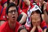 高清图：两地韩国球迷紧张看球 美女遗憾嘟嘟嘴
