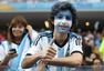 前方图：阿根廷球迷败人品 打手势狂讽巴西1-7
