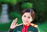 越南女兵穿新式军服拍靓照 一袭长发秀色可餐