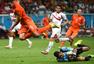 高清图：荷兰点球胜哥斯达黎加 全队狂喜拥抱庆