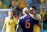 高清图：荷兰胜澳大利亚 范佩西与队友庆祝逆转