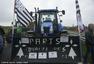 法国农民开拖拉机阻路示威 抗议农产品价格过低