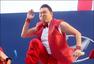 高清图：鸟叔韩国热舞献唱 一袭红衣助阵世界杯