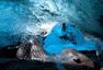 英摄影师拍摄冰岛冰洞奇景 壮美如蓝色水晶宫