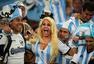 高清图：阿根廷巨胸美女抢镜梅西 众球迷争合影