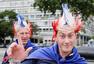 高清图：法国球迷海滩庆晋级 白发老人举牌求票