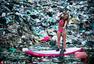 美国女子在墨西哥垃圾中冲浪 呼吁环保