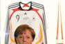 高清图：德国队幸运女神默克尔 每穿红必有好运