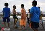 高清图：菲律宾少年海滩踢球 小球迷向往世界杯