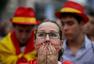 高清图：西班牙出局球迷街头流泪 英国球迷奚落
